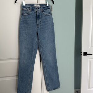 Abercrombie The 90s Straight Ultra High Rise in Medium 24